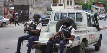 Policías patrullan hoy una calle, en medio de un tenso ambiente debido a la inseguridad y el temor, en Puerto Príncipe (Haití). EFE/ Dorcin Lesly