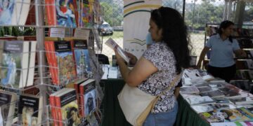 Una mujer busca libros en Tegucigalpa (Honduras), en una fotografía de archivo. EFE/Gustavo Amador