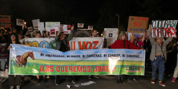Activistas participan en una manifestación contra el maltrato animal, hoy, frente al predio de la Rural del Prado, en Montevideo (Uruguay). EFE/Alejandro Prieto