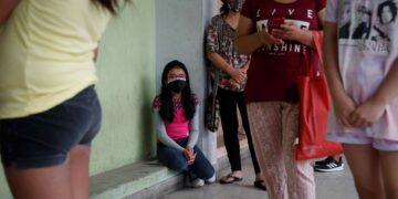 Una niña espera para recibir una vacuna contra la covid-19 , en el colegio público Ricardo Bentín, en Lima, en una fotografía de archivo. EFE/ Paolo Aguilar