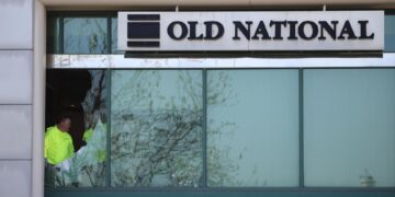 Vista del Old National Bank, en el centro de Louisville, Kentucky (EE.UU.), este 11 de abril, donde ayer un hombre desató un tiroteo que mató a cinco personas. EFE/Luke Sharrett