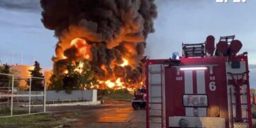 Sebastopol (Ucrania), 29/04/2023.- Imagen de depósitos de combustible ardiendo tras un ataque con drones este sábado en la península de Crimea. EFE/EPA/SEVASTOPOL GOVERNOR TELEGRAM