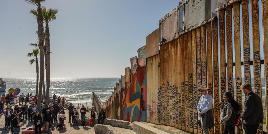 Un grupo de activistas y migrantes participan hoy en una misa en el mirador a un costado muro fronterizo en Playas de Tijuana en Baja California (México).Activistas de México y Estados Unidos se reunieron este Viernes Santo en el muro fronterizo de las playas de Tijuana, para realizar un viacrucis en forma de protesta para señalar las repercusiones que traerán consigo el reemplazo de la valla divisoria que realiza el gobierno estadounidense. EFE/Joebeth Terriquez