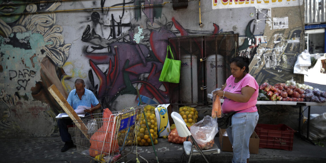 Fotografía del 17 de abril de 2023 de una persona vende frutas en un puesto improvisado en la avenida Central en ciudad de Panamá (Panamá). EFE/Bienvenido Velasco