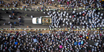 Feligreses participan en una procesión hoy, en Maracaibo (Venezuela). EFE/ Henry Chirinos