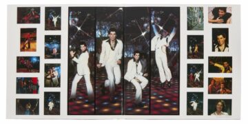 Composición fotográfica cedida este lunes, 3 de abril, por Julien's Auctions de varios fotogramas de la película "Saturday Night Fever", en los que aparece su protagonista John Travolta como Tony Manero vestido con su famoso traje blanco, durante la recordada escena de baile. EFE/Julien's Auctions