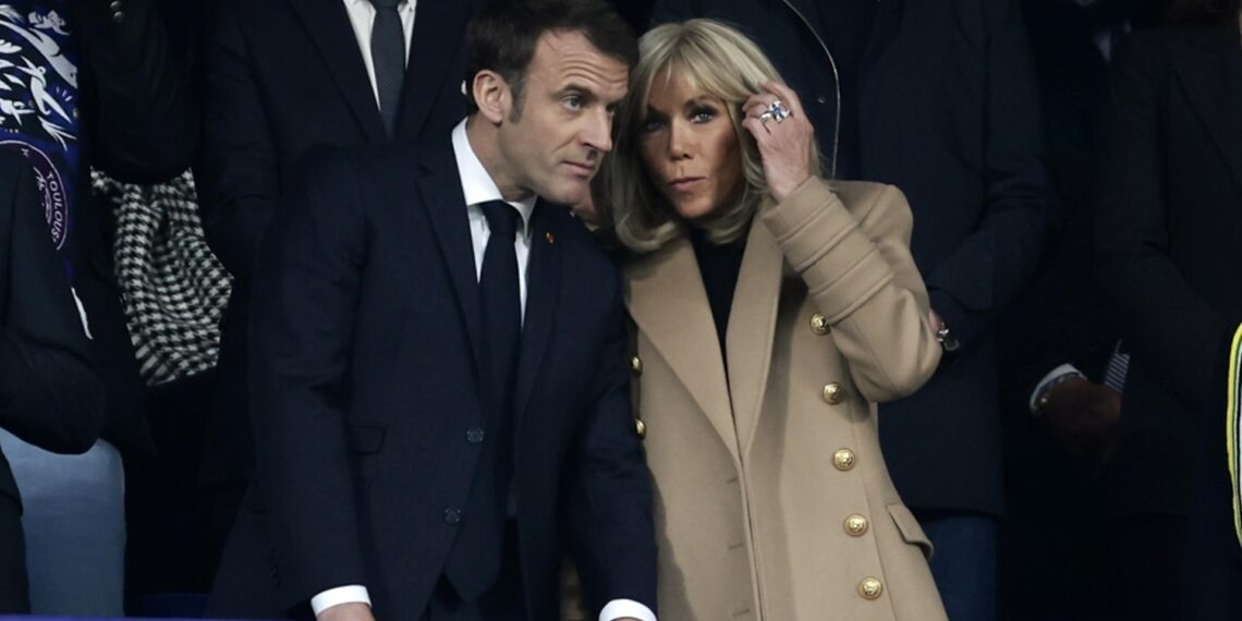 El presidente Emmanuel Macron y su esposa Brigitte asisten al partido de la final de la Copa de Francia entre el Nantes and y el Toulouse FC, en Saint-Denis, Francia. EFE/EPA/CHRISTOPHE PETIT TESSON
