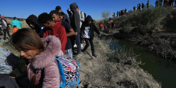 Migrantes cruzan el fronterizo Río Bravo para intentar ingresar a Estados Unidos en Ciudad Juárez, estado de Chihuahua (México). Imagen de archivo. EFE/Luis Torres