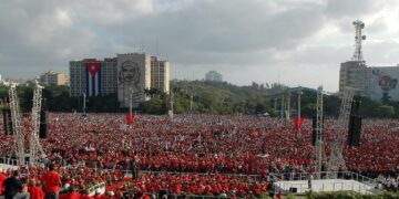 Fotografía de archivo en la que se registró una multitudinaria manifestación del 1 de mayo de 2006, en la plaza de la Revolución, en La Habana (Cuba). EFE/Alejandro Ernesto