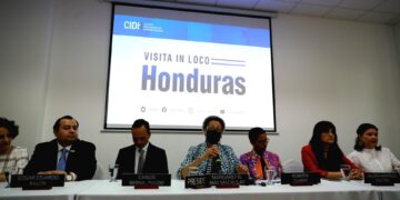 La presidenta de la Comisión Interamericana de Derechos Humanos, Margarette May Macaulay (c), participa junto a otros representantes de la CIDH en una conferencia de prensa en Tegucigalpa (Honduras). EFE/Gustavo Amador