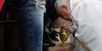 El Papa Francisco durante el lavatorio de pies en la Misa de la Cena del Señor en Casa del Marmo. Foto: Vatican News.
