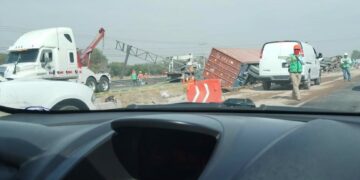 La autopista México-Querétaro está detenida a la altura de El Sauz (Foto: El universal)