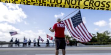 Simpatizantes del expresidente estadounidense Donald Trump se reúnen cerca de su resort Mar-a-Lago en Palm Beach, Florida (EE.UU.), en una fotografía de archivo. EFE/ Cristóbal Herrera-ulashkevich