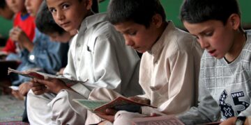 Niños afganos leyendo el Corán en un colegio religioso de Kabul, Afganistán. EFE/Syed Jan Sabawoon