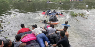 Un grupo de migrantes, ayudados de un inflable, intentan cruzar el Río Bravo hoy, en la ciudad de Matamoros en Tamaulipas (México). EFE/Abrahan Pineda-Jacome