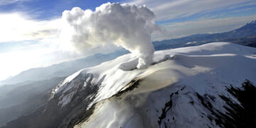 Fotografía cedida el 31 de marzo de 2023 por el Servicio Geológico Colombiano que muestra la actividad del volcán Nevado del Ruiz, cerca a Manizales (Colombia). EFE/Servicio Geológico Colombiano