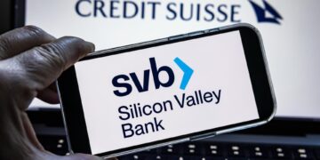 Fotografía de archivo del logo de Silicon Valley Bank (SVB) en un dispositivo móvil. EFE/Jim Lo Scalzo