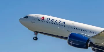 Un hombre de Texas que volaba en primera clase en un vuelo de Delta Air Lines de Minneapolis a Anchorage, Alaska, fue arrestado después de supuestamente forzar a un asistente de vuelo masculino. (Nicolas Economou/NurPhoto vía Getty Images)