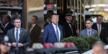 El expresidente de EE. UU. Donald J. Trump (C) sale de la Torre Trump camino a la oficina de la Fiscal General de Nueva York. EFE/Justin Lane/ Pool