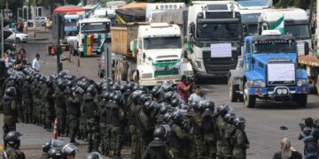 Fotografía de archivo fechada durante una manifestación de transportadores en Santa Cruz (Bolivia). EFE/ Juan Carlos Torrejón