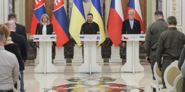 Los presidentes eslovaca, Zuzana Caputova, ucraniano, Volodímir Zelenski, y checo, Petr Pavel, este viernes en una rueda de prensa en Kiev. EFE/EPA/SERGEY DOLZHENKO