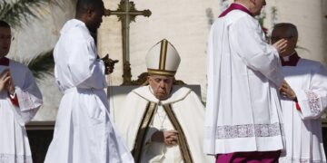 El papa Francisco durante la celebración del Domingo de Resurrección en el Vaticano. EFE/EPA/FABIO FRUSTACI