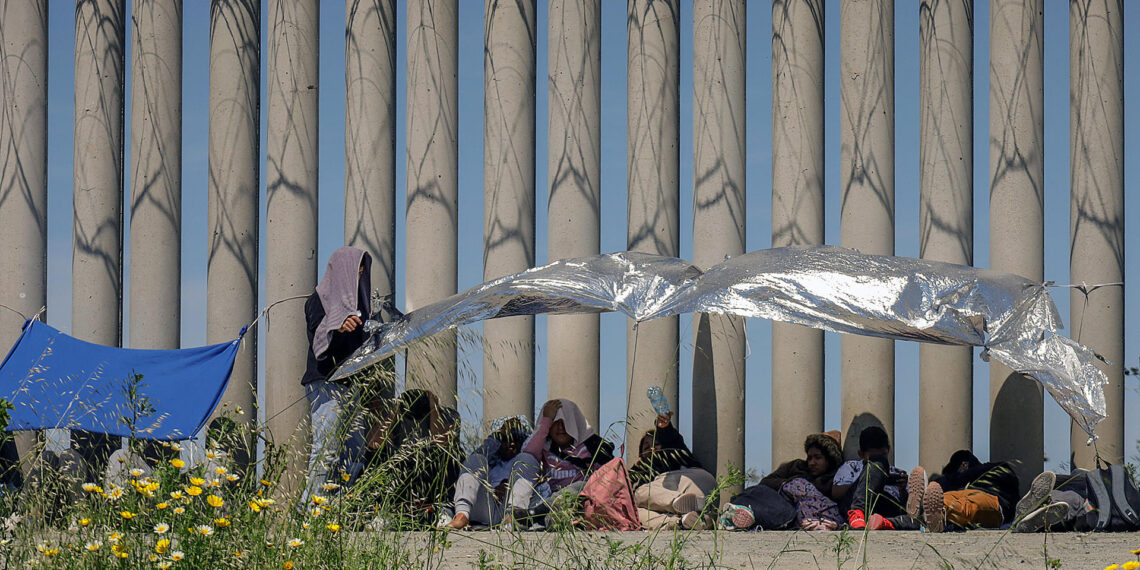 Fotografía de migrantes en un campamento junto al muro fronterizo, el 11 de abril de 2023, en Tijuana, Baja California (México). EFE/ Joebeth Terriquez