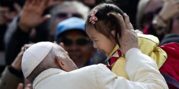 El papa Francisco acaricia a un niño al llegar a la audiencia general semanal en la Plaza de San Pedro, Ciudad del Vaticano. EFE/EPA/ANGELO CARCONI