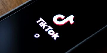 Imagen de archivo del logo de TikTok en un móvil. EFE/EPA/RITCHIE B. TONGO