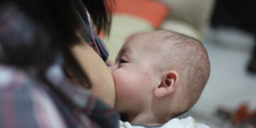 Fotografía de archivo de una mujer amamantando a su hijo. EFE/Sáshenka Gutiérrez