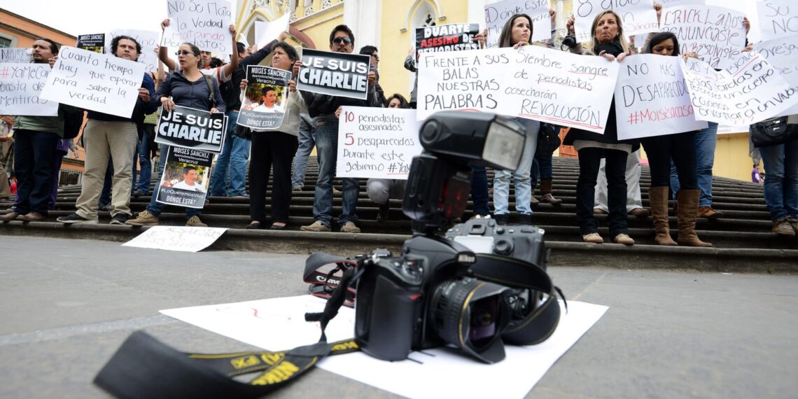 Representantes de medios de comunicación protestan para exigir respuestas en el caso del periodista Moisés Sánchez Cerezo, en Xalapa, Veracruz (México), en una fotografía de archivo. EFE/Saúl Ramírez