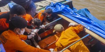 Tareas de rescate tras el naufragio de un barco en la provincia indonesia de Riau. EFE/EPA/BASARNAS / HANDOUT -- BEST QUALITY AVAILABLE -- HANDOUT EDITORIAL USE ONLY/NO SALES