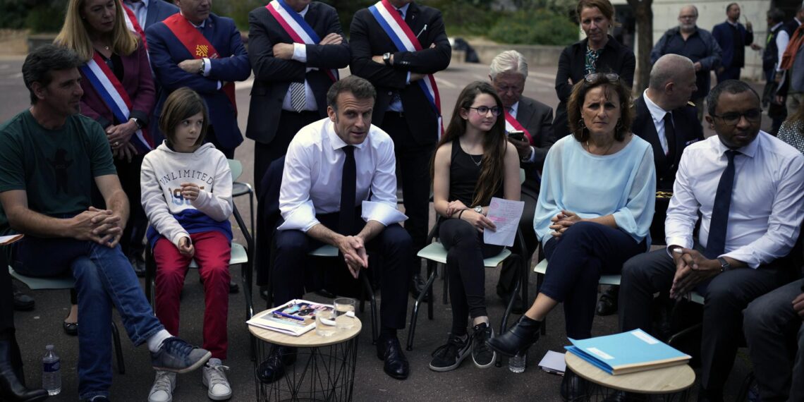 El presidente francés, Emmanuel Macron, con estudiantes en la localidad de Ganges. EFE/EPA/Daniel Cole