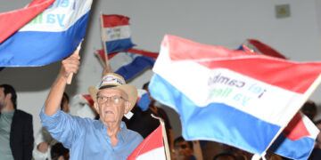 Seguidores ondean la bandera de Paraguay en un acto de la alianza opositora Concertación Nacional hoy, en Villa Elisa (Paraguay). EFE/ Daniel Piris