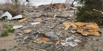 Imagen de archivo del pasado 13 de enero de 2023 de los daños causador por un tornado en el condado de Autauga en Pine Level, Alabama, Estados Unidos, este . EFE/Erik S. Lesser
