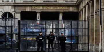 Agentes de la Gendarmería vigilan este viernes la entrada del Consejo Constitucional que hoy debe censurar total o parcialmente la polémica reforma de pensiones del Gobierno de Emmanuel Macron. EFE/EPA/TERESA SUAREZ