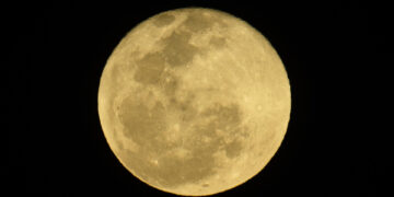 Imagen de archivo de la luna llena. EFE/Orlando Barría