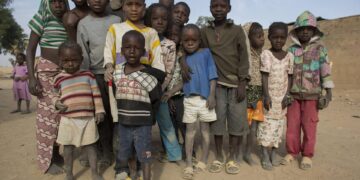 Imagen de archivo de un grupo de niños que forman parte de la avalancha de refugiados que ha provocado la lucha contra la guerrilla yihadista en Mali. EFE/Nic Bothma