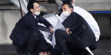 Agentes de Policía detienen a un individuo por el lanzamiento de un cilindro explosivo al primer ministro nipón, Fumio Kishida.
 EFE/JIJI PRESS - PROHIBIDO US USO EN JAPÓN -. SOLO USO EDITORIAL