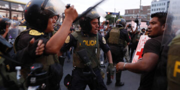 Manifestantes se enfrentan con miembros de la Policía durante una protesta, en Lima (Perú), en una fotografía de archivo. EFE/Paolo Aguilar