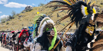 Integrantes del pueblo indígena yaqui, realizan rituales y danzas con motivo del inicio de la Semana Santa, el 5 de abril de 2023, en Hermosillo, estado de Sonora (México). EFE/Daniel Sánchez