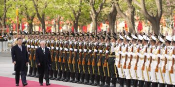 El presidente brasileño, Luiz Inacio Lula sa Silva, pasa revista este viernes a una guardia de honor junto a su homólogo chino, Xi Jinping, durante la ceremonia de bienvenida de su visita oficial a Pekín. EFE/EPA/Ken Ishii