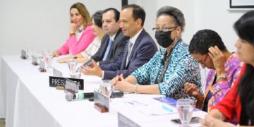 La presidenta de la Comisión Interamericana de Derechos Humanos, Margarette May Macaulay (c), participa junto a otros representantes de la CIDH en una conferencia de prensa, hoy en Tegucigalpa (Honduras). EFE/Gustavo Amador