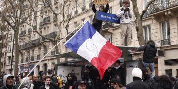 Manifestaciones en París (28/03/2023) contra la reforma de las pensiones. EFE/EPA/YOAN VALAT