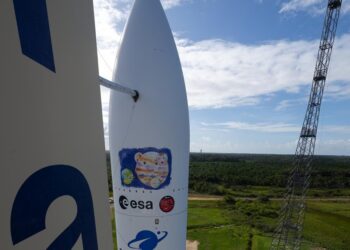 El cohete Ariane 5 en el que despegará la sonda Juice camino a Júpiter desde la Guayana Francesa. En la parte superior lleva un dibujo alusivo a la misión hecho hace dos años por una niña ucraniana. Crédito: ESA - S. Corvaja. EFE