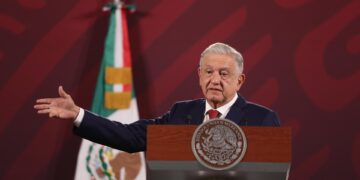 El presidente de México, Andrés Manuel López Obrador, habla hoy durante su conferencia matutina en Palacio Nacional, en Ciudad de México (México).  EFE/Sáshenka Gutiérrez