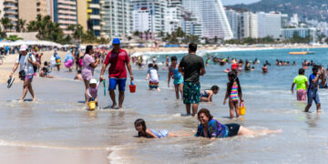Turistas disfrutan una playa mexicana. EFE/David Guzmán