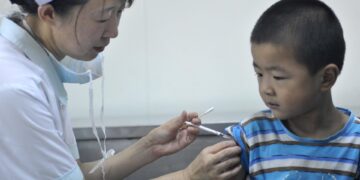 Un niño recibe una vacuna en la ciudad de Qingdao, provincia de Shandong, al oriente de China, en una imagen de archivo. EFE/WU HONG