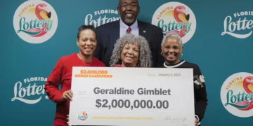 Geraldine Gimblet, al centro, ganó US$ 2 millones en la Lotería de la Florida luego de comprar un billete raspadito de US$ 10. Crédito: Lotería de Florida