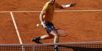 El tenista británico Andy Murray devuelve la bola al italiano Andrea Vavassori durante su encuentro de la ronda de 128 del Mutua Madrid Open, en la Caja Mágica, en Madrid. EFE/Chema Moya